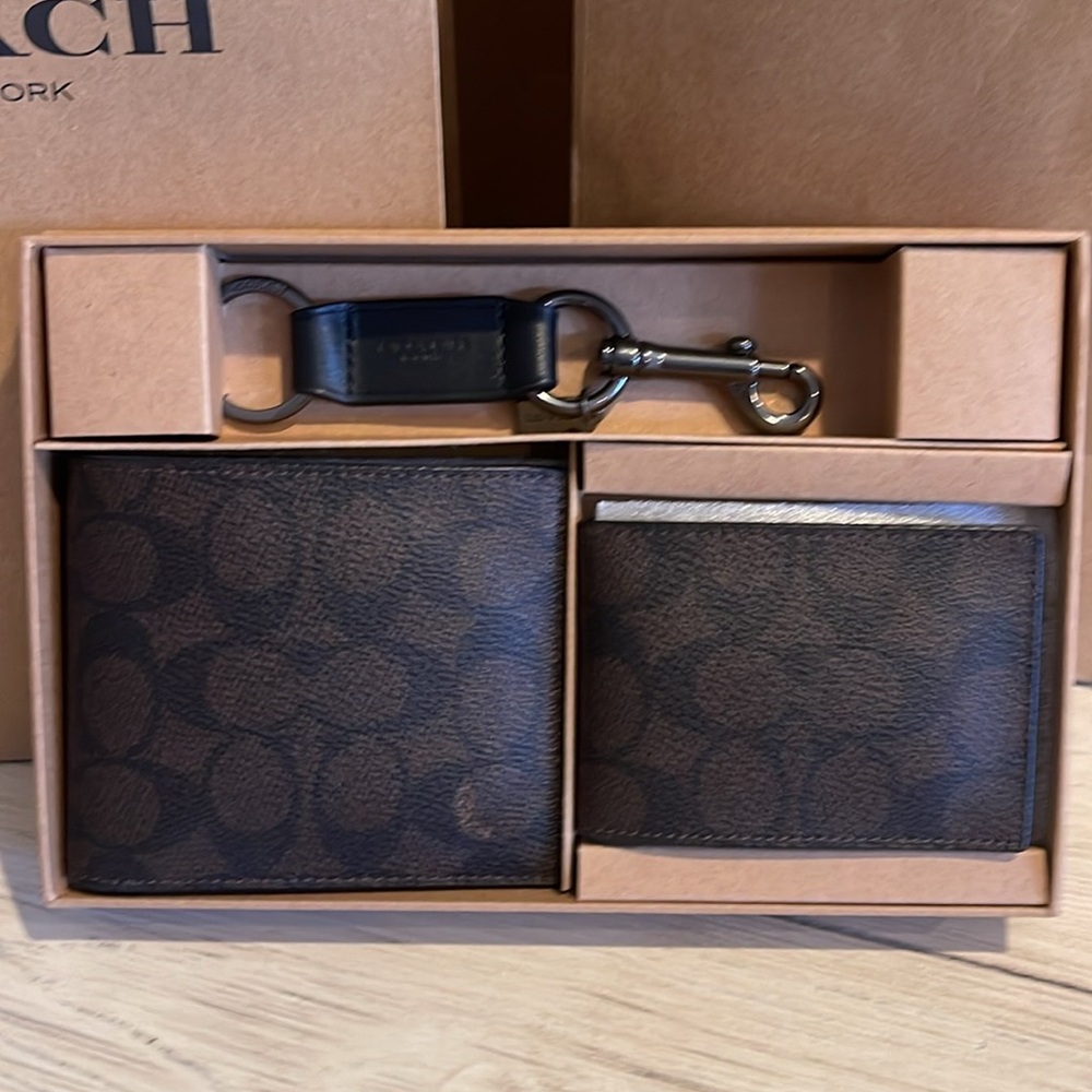 COACH Wallet Gift Set. BROWN NWT. Gift with Box,, & Seal. - Picture 5 of 10